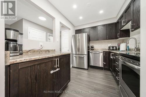 41 Lincoln Court, Brampton, ON - Indoor Photo Showing Kitchen With Upgraded Kitchen