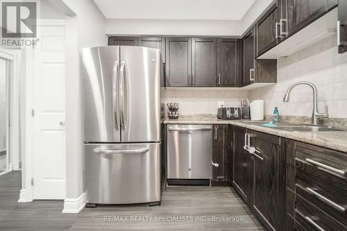 41 Lincoln Court, Brampton, ON - Indoor Photo Showing Kitchen With Double Sink