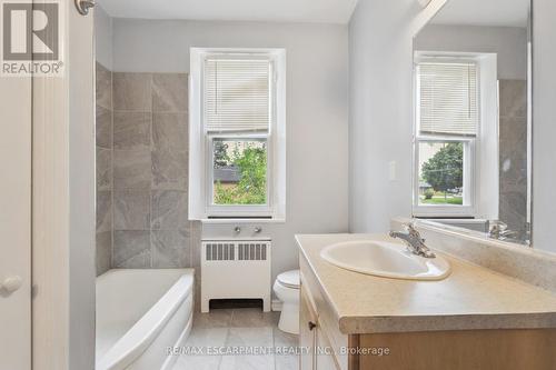 2336 Mountainside Drive, Burlington, ON - Indoor Photo Showing Bathroom