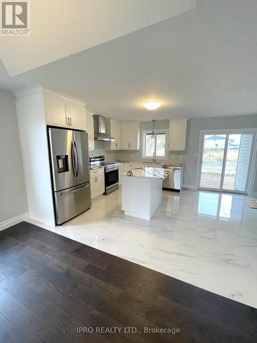 16 Kingsbridge Drive, Amherstburg, ON - Indoor Photo Showing Kitchen