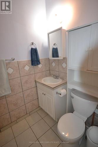 25 Chatham Street, Hamilton, ON - Indoor Photo Showing Bathroom