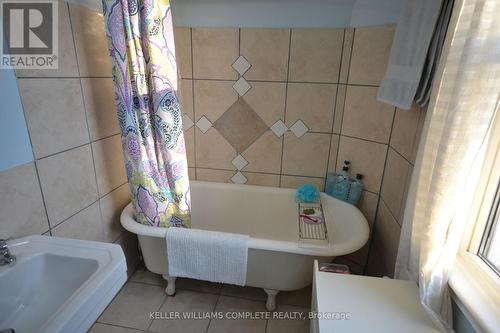 25 Chatham Street, Hamilton, ON - Indoor Photo Showing Bathroom