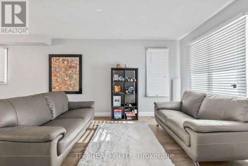 1040 Beaver Valley Crescent, Oshawa (Northglen), ON - Indoor Photo Showing Living Room