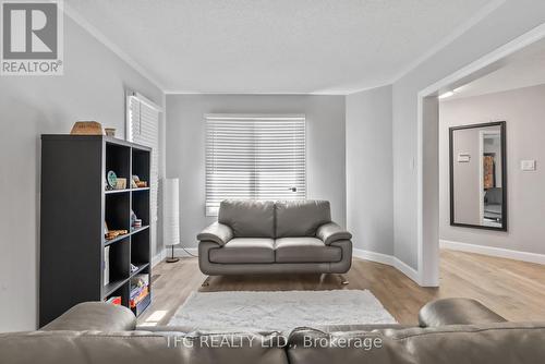 1040 Beaver Valley Crescent, Oshawa (Northglen), ON - Indoor Photo Showing Living Room