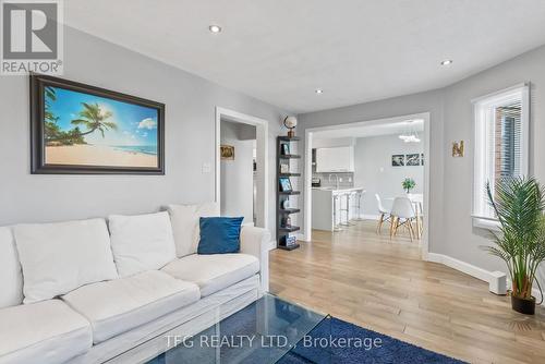 1040 Beaver Valley Crescent, Oshawa (Northglen), ON - Indoor Photo Showing Living Room