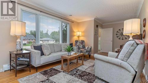 81 Queen Street, Thames Centre (Dorchester), ON - Indoor Photo Showing Living Room