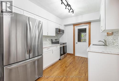 85 Henry Street, St. Catharines (451 - Downtown), ON - Indoor Photo Showing Kitchen With Upgraded Kitchen