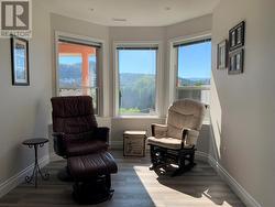 Sitting area or a great spot for a breakfast nook - 