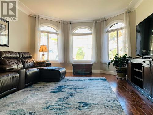 Large picture windows, great for letting in the natural light - 573 Spruceview Place N, Kelowna, BC - Indoor Photo Showing Living Room