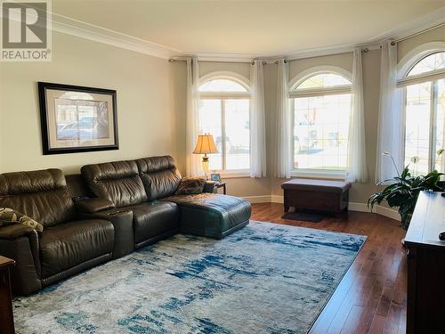 573 Spruceview Place N, Kelowna, BC - Indoor Photo Showing Living Room