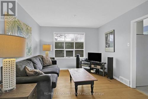 8 Aurora Crescent, Ottawa, ON - Indoor Photo Showing Living Room