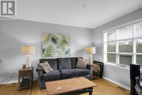 8 Aurora Crescent, Ottawa, ON - Indoor Photo Showing Living Room