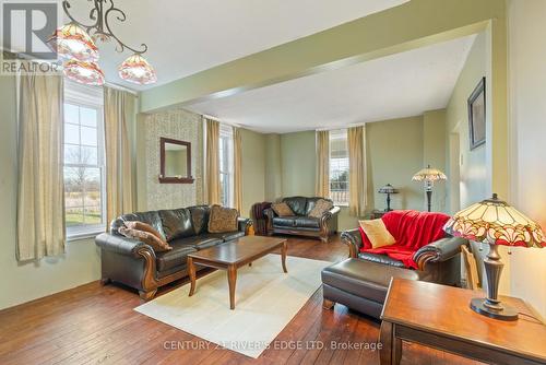 52 Caintown Road, Front Of Yonge, ON - Indoor Photo Showing Living Room