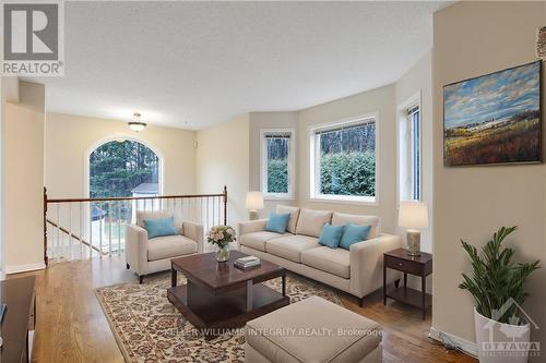 95 Springcreek Crescent, Ottawa, ON - Indoor Photo Showing Living Room