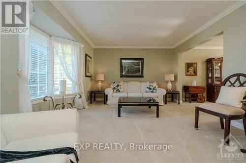 6342 Viseneau Drive, Ottawa, ON - Indoor Photo Showing Living Room