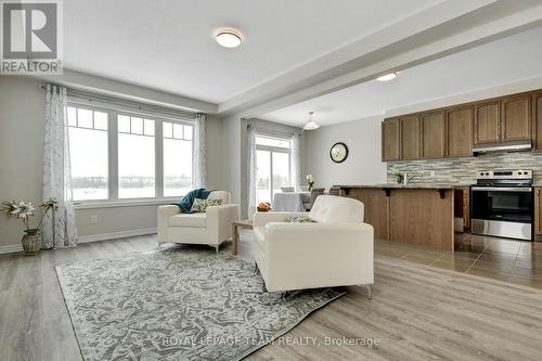 213 Cranesbill Road, Ottawa, ON - Indoor Photo Showing Living Room