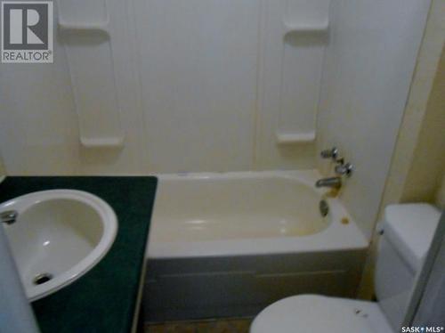 405 Ominica Street W, Moose Jaw, SK - Indoor Photo Showing Bathroom