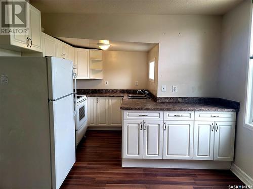 405 Ominica Street W, Moose Jaw, SK - Indoor Photo Showing Kitchen