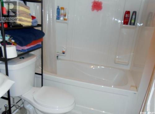 405 Ominica Street W, Moose Jaw, SK - Indoor Photo Showing Bathroom