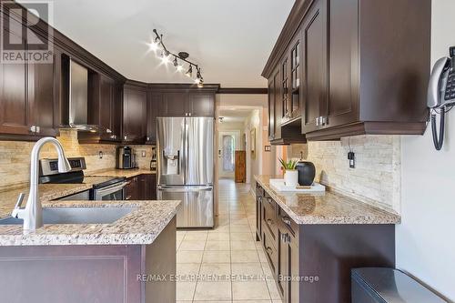 1266 Dexter Crescent, Mississauga, ON - Indoor Photo Showing Kitchen With Upgraded Kitchen