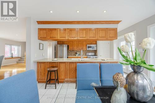 19 Oakwood Avenue N, Mississauga, ON - Indoor Photo Showing Kitchen