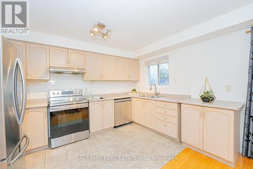 1014 Foxglove Place, Mississauga, ON - Indoor Photo Showing Kitchen With Double Sink