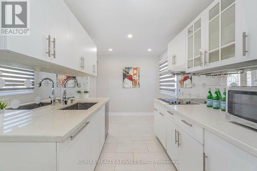 32 Hindquarter Court, Brampton, ON - Indoor Photo Showing Kitchen With Upgraded Kitchen