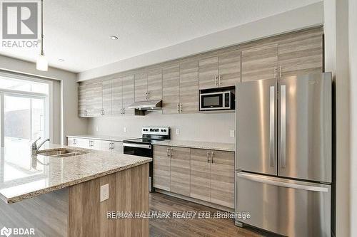 2961 Turner Crescent, London, ON - Indoor Photo Showing Kitchen With Double Sink With Upgraded Kitchen