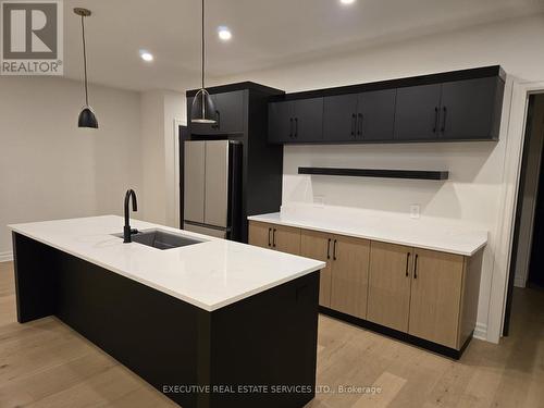 7537 Splendour Drive, Niagara Falls, ON - Indoor Photo Showing Kitchen