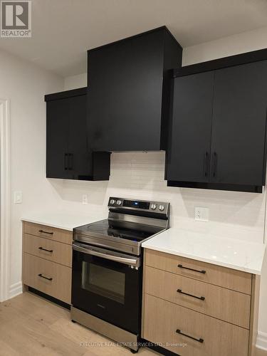 7537 Splendour Drive, Niagara Falls, ON - Indoor Photo Showing Kitchen