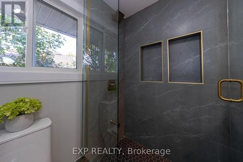 402 Upper Paradise Road, Hamilton, ON - Indoor Photo Showing Bathroom