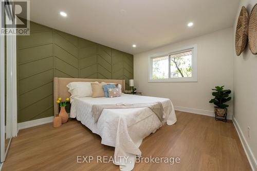 402 Upper Paradise Road, Hamilton, ON - Indoor Photo Showing Bedroom