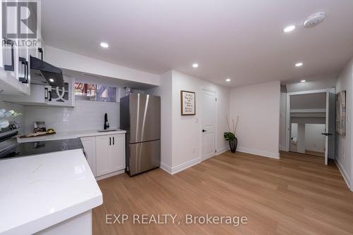 402 Upper Paradise Road, Hamilton, ON - Indoor Photo Showing Kitchen