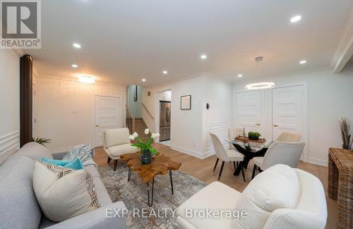 402 Upper Paradise Road, Hamilton, ON - Indoor Photo Showing Living Room