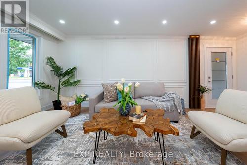 402 Upper Paradise Road, Hamilton, ON - Indoor Photo Showing Living Room