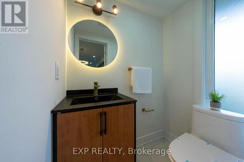 402 Upper Paradise Road, Hamilton, ON - Indoor Photo Showing Bathroom