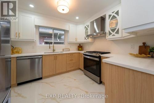 402 Upper Paradise Road, Hamilton, ON - Indoor Photo Showing Kitchen