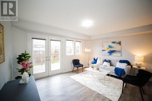 28 - 3200 Singleton Avenue, London, ON - Indoor Photo Showing Living Room