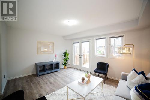 28 - 3200 Singleton Avenue, London, ON - Indoor Photo Showing Living Room