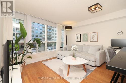 205 - 550 Queens Quay Way, Toronto, ON - Indoor Photo Showing Living Room