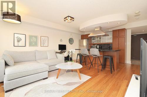 205 - 550 Queens Quay Way, Toronto, ON - Indoor Photo Showing Living Room