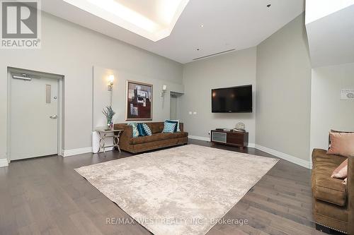 205 - 550 Queens Quay Way, Toronto, ON - Indoor Photo Showing Living Room