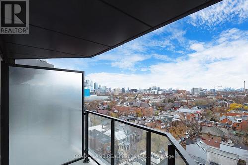 1014 - 195 Mccaul Street, Toronto, ON - Outdoor With View With Exterior