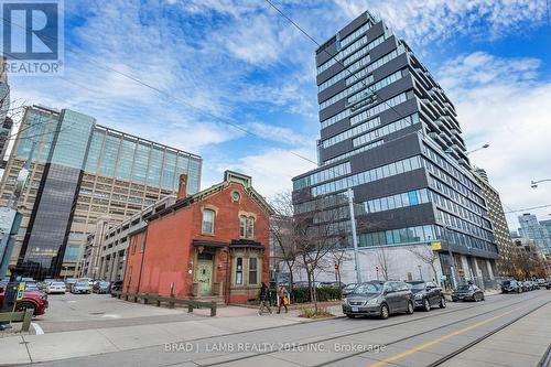 1014 - 195 Mccaul Street, Toronto, ON - Outdoor