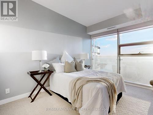 6008 - 14 York Street, Toronto, ON - Indoor Photo Showing Bedroom