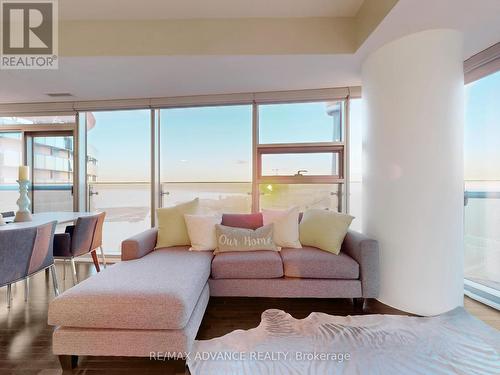 6008 - 14 York Street, Toronto, ON - Indoor Photo Showing Living Room