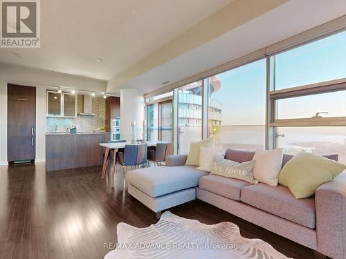 6008 - 14 York Street, Toronto, ON - Indoor Photo Showing Living Room