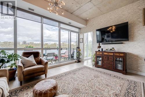 609 - 630 Kingston Road, Toronto, ON - Indoor Photo Showing Living Room