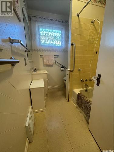 217 Maple Street, Maple Creek, SK - Indoor Photo Showing Bathroom