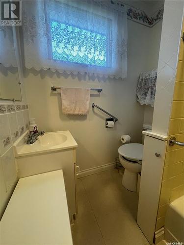 217 Maple Street, Maple Creek, SK - Indoor Photo Showing Bathroom